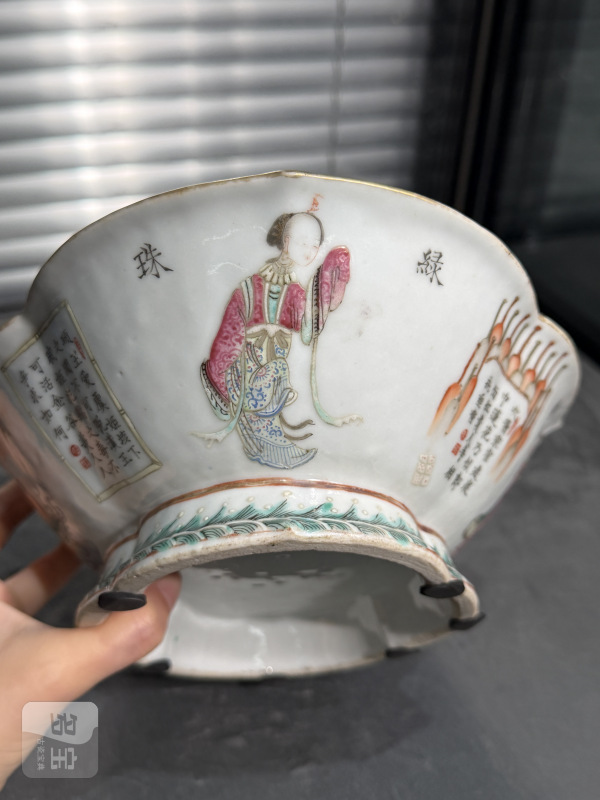 清晚期粉彩无双谱人物诗文海棠形供碗 - 图6